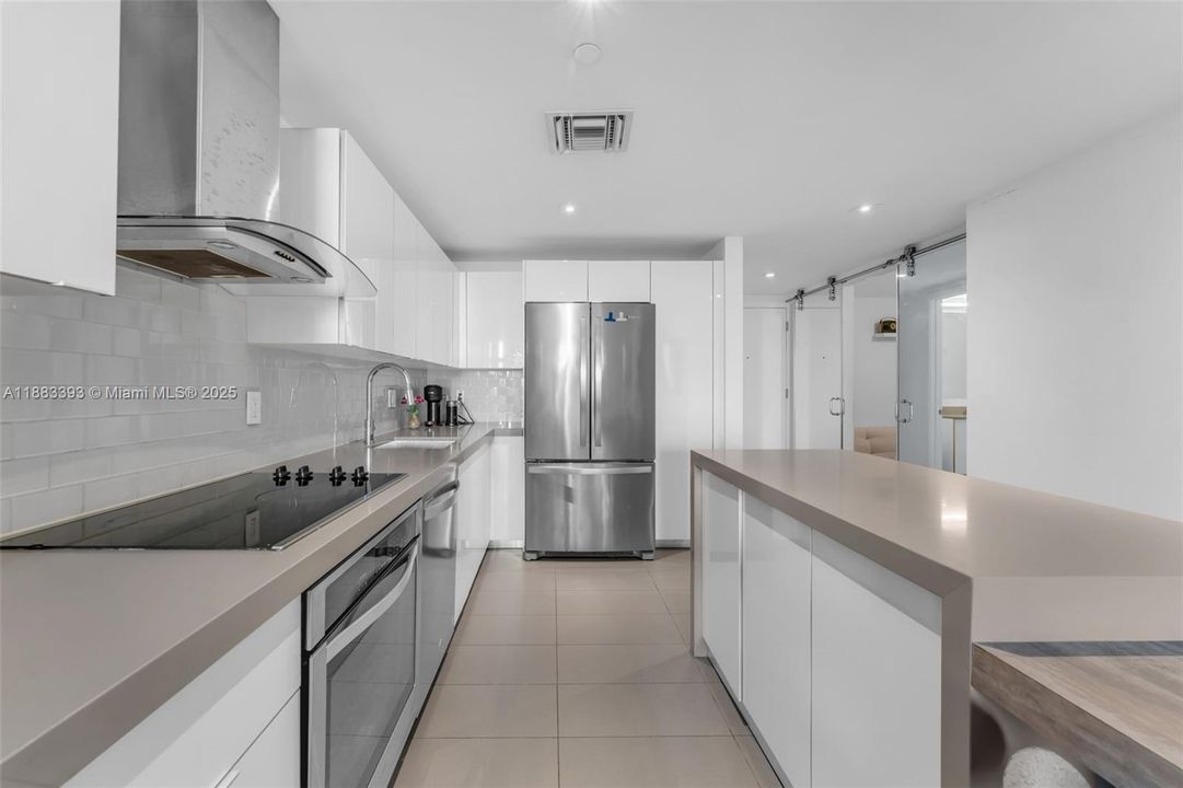 For Sale: $475,000 (1 beds, 1 baths, 865 Square Feet)