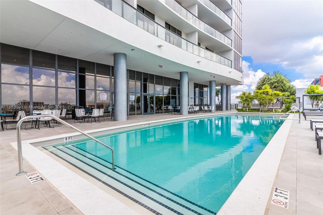 For Sale: $475,000 (1 beds, 1 baths, 865 Square Feet)