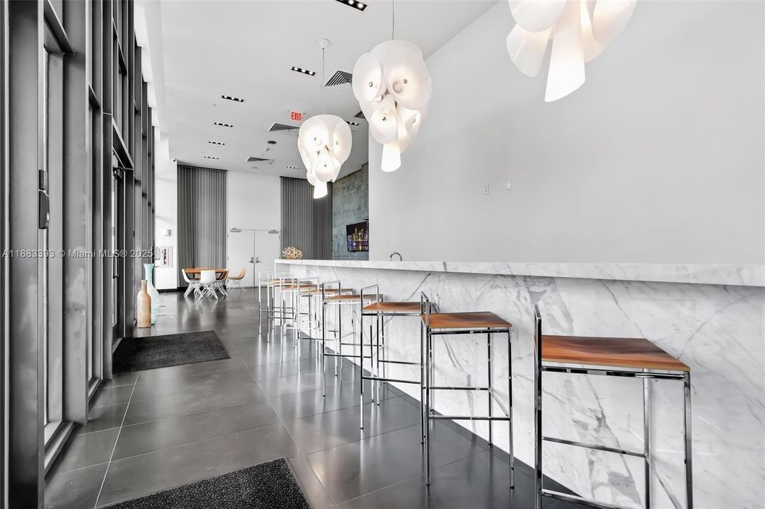 For Sale: $475,000 (1 beds, 1 baths, 865 Square Feet)