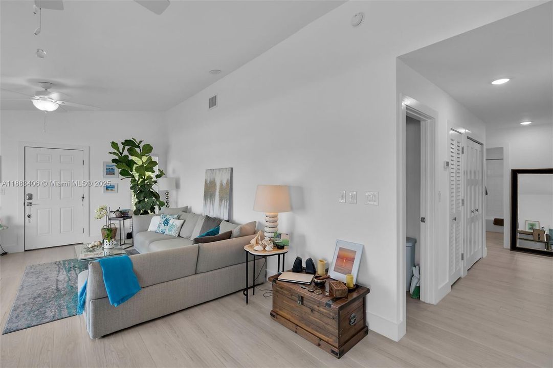 Recently Sold: $2,200,000 (3 beds, 2 baths, 1560 Square Feet)