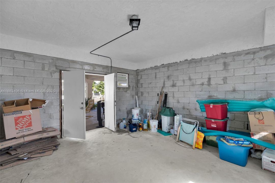 Recently Sold: $2,200,000 (3 beds, 2 baths, 1560 Square Feet)