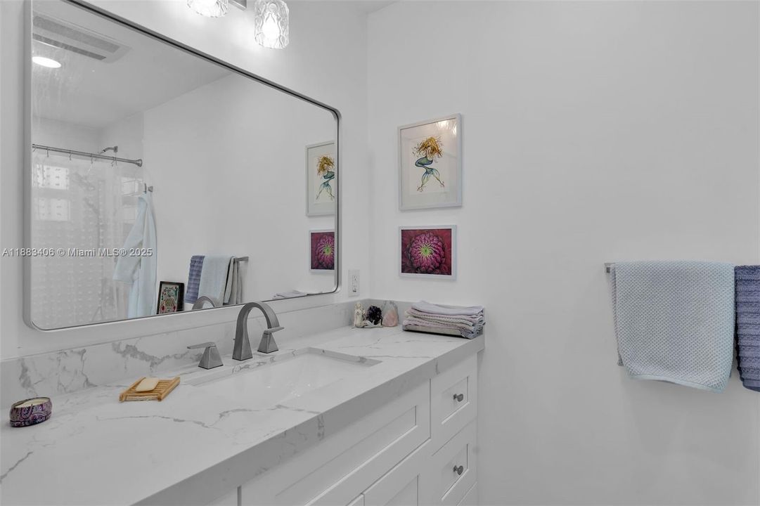 Recently Sold: $2,200,000 (3 beds, 2 baths, 1560 Square Feet)