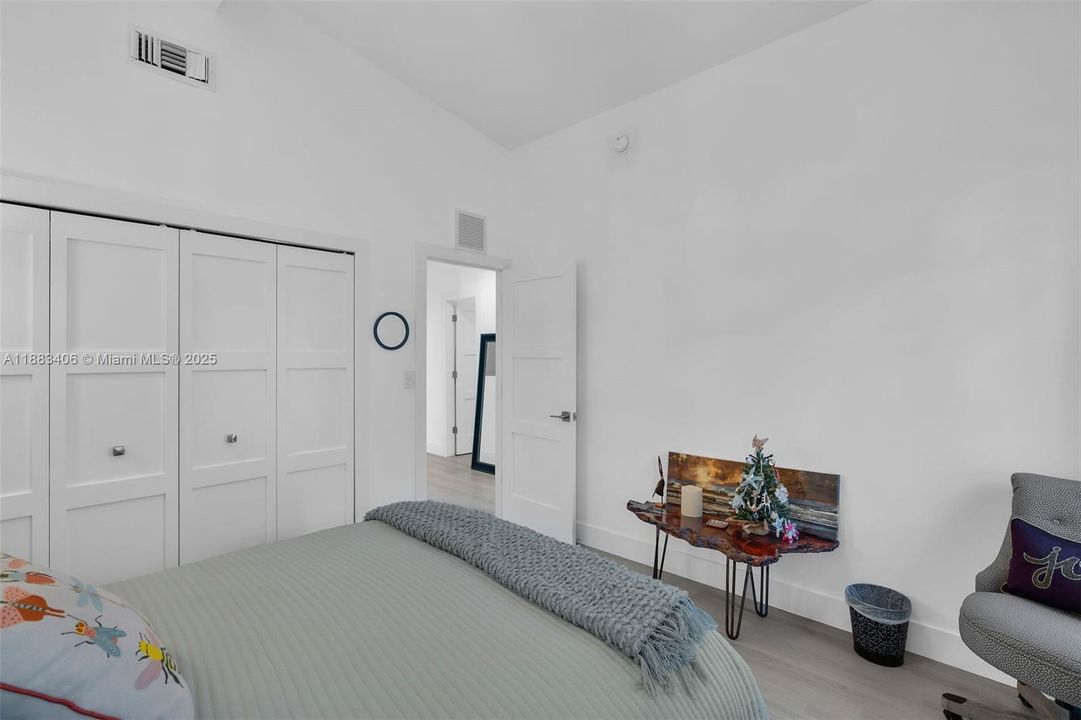 Recently Sold: $2,200,000 (3 beds, 2 baths, 1560 Square Feet)