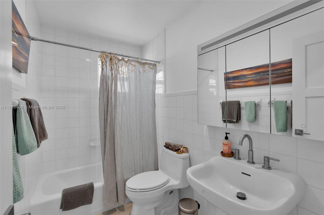 Recently Sold: $2,200,000 (3 beds, 2 baths, 1560 Square Feet)