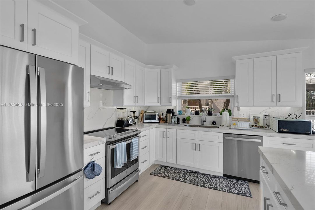 Recently Sold: $2,200,000 (3 beds, 2 baths, 1560 Square Feet)