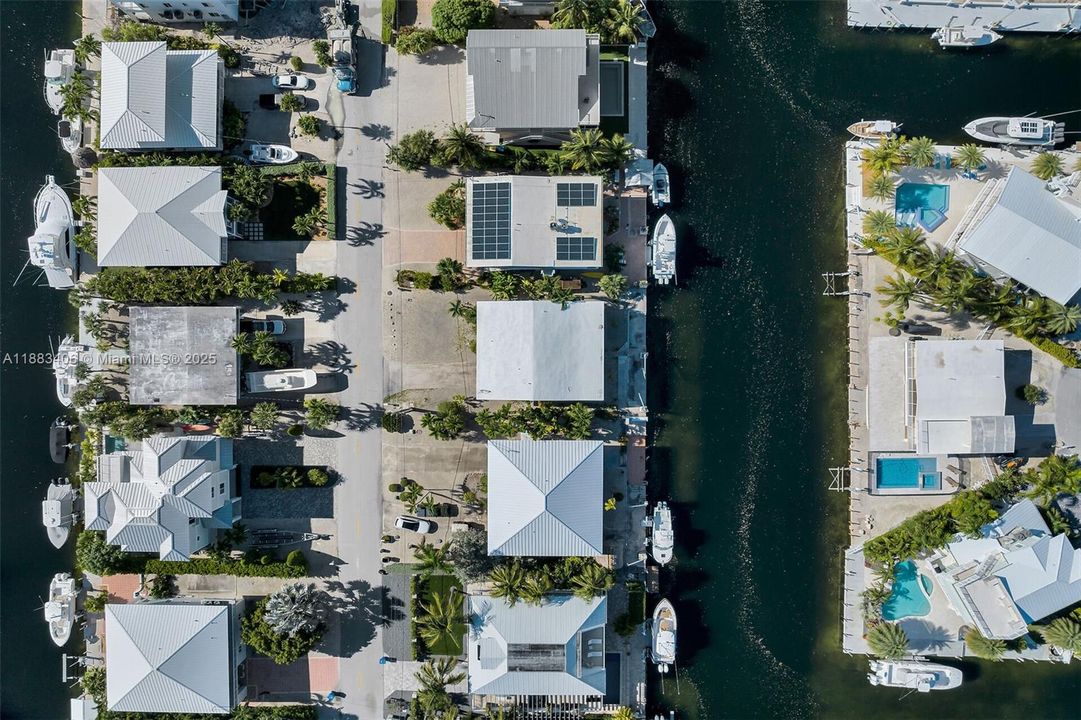 Recently Sold: $2,200,000 (3 beds, 2 baths, 1560 Square Feet)