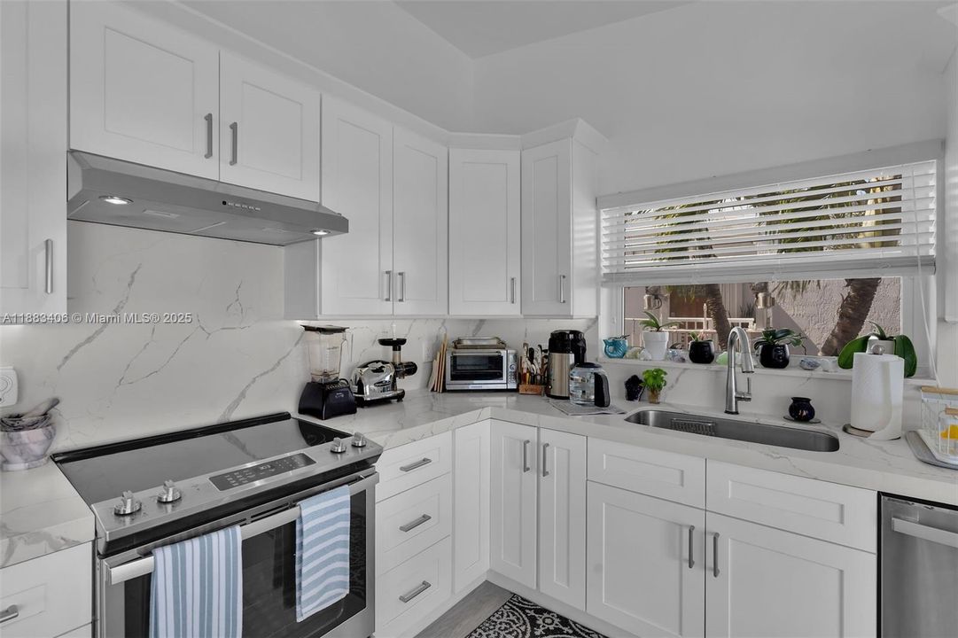 Recently Sold: $2,200,000 (3 beds, 2 baths, 1560 Square Feet)