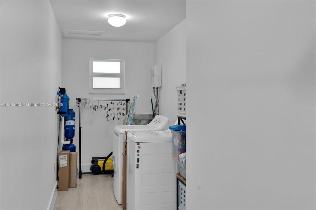 Recently Sold: $2,200,000 (3 beds, 2 baths, 1560 Square Feet)