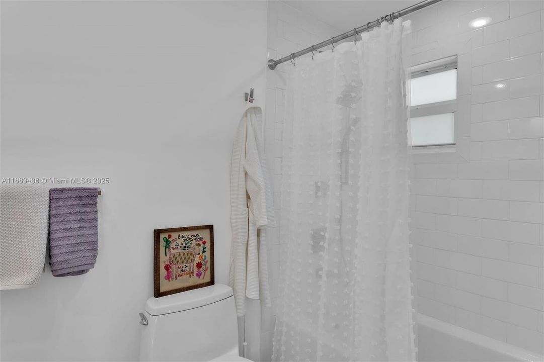 Recently Sold: $2,200,000 (3 beds, 2 baths, 1560 Square Feet)