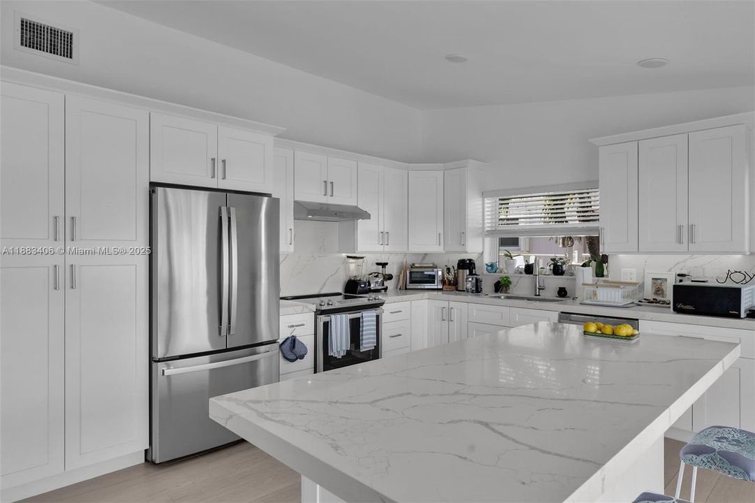 Recently Sold: $2,200,000 (3 beds, 2 baths, 1560 Square Feet)