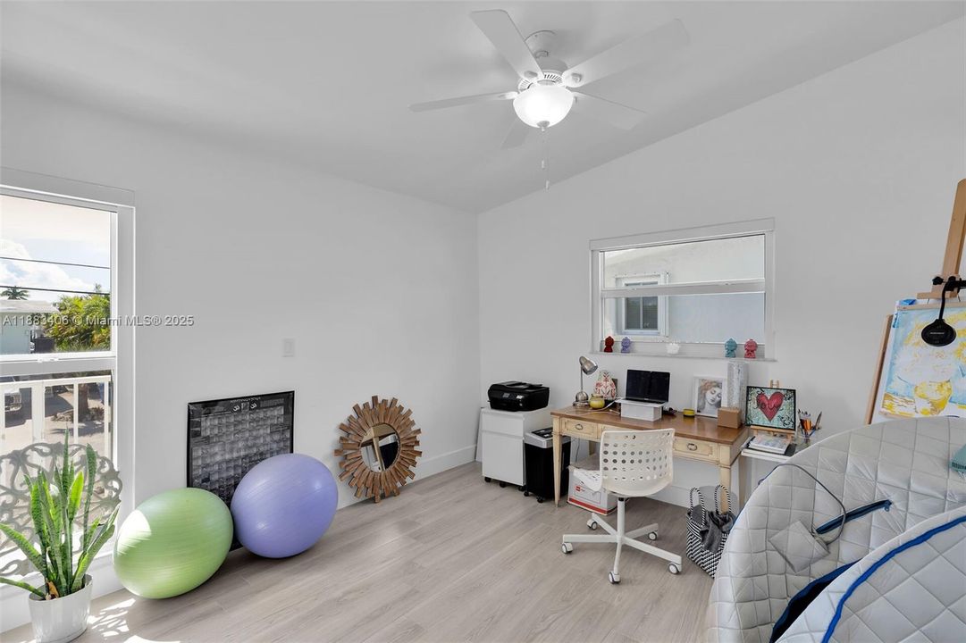 Recently Sold: $2,200,000 (3 beds, 2 baths, 1560 Square Feet)