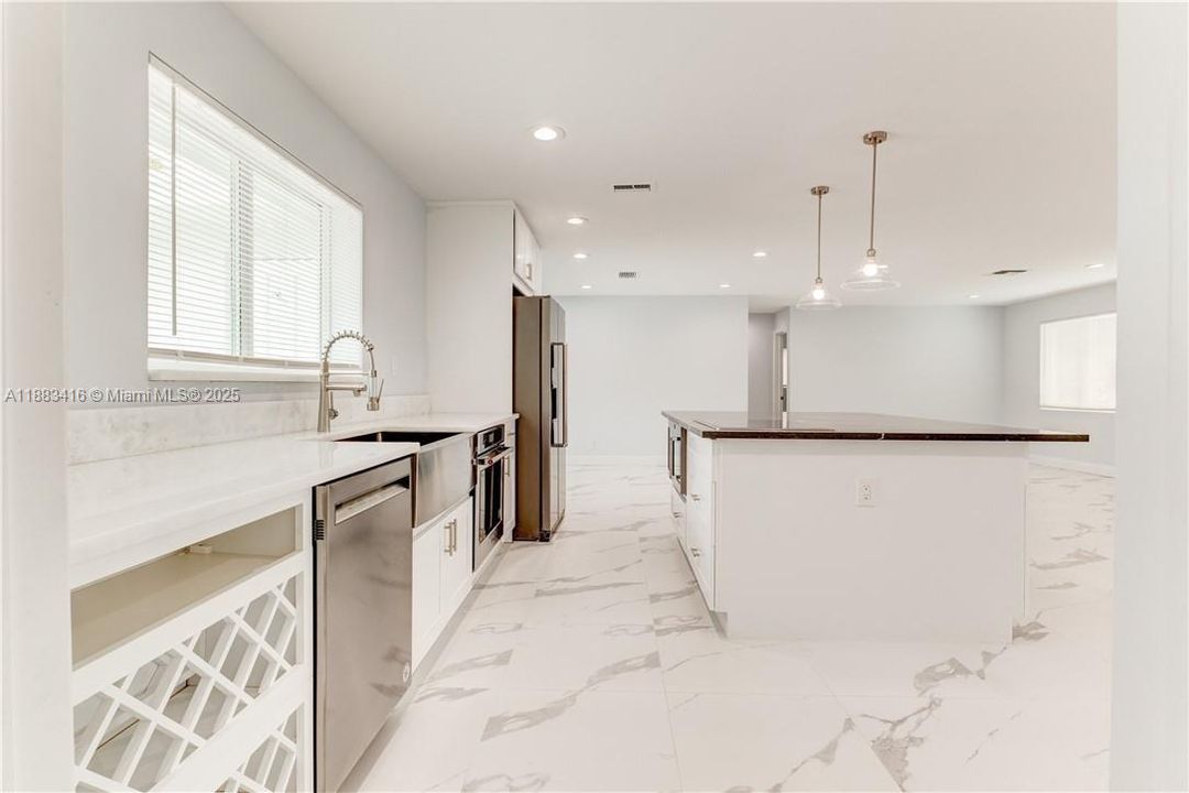 出租: $8,000 (4 贝兹, 2 浴室, 2101 平方英尺)