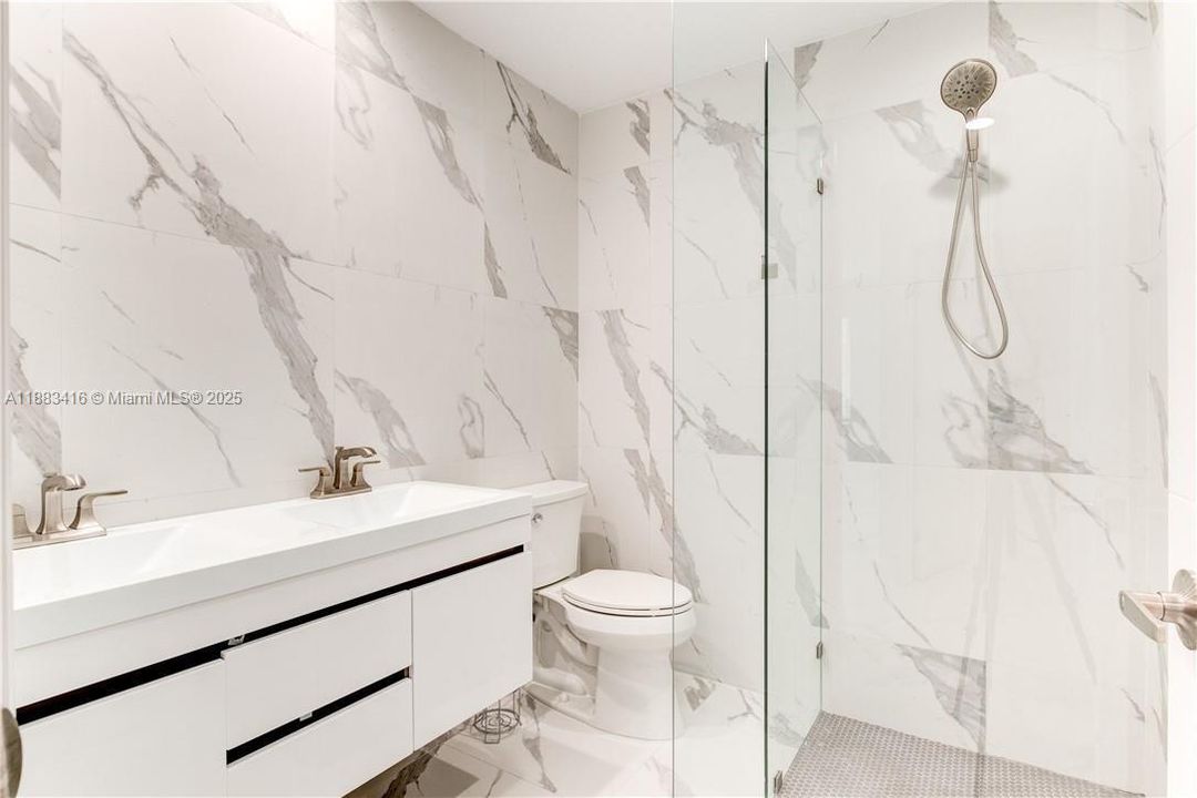 出租: $8,000 (4 贝兹, 2 浴室, 2101 平方英尺)