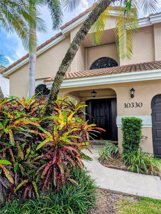 Activo con contrato: $4,200 (4 camas, 2 baños, 2403 Pies cuadrados)