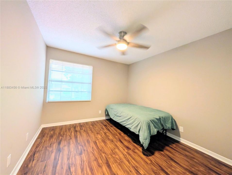 Activo con contrato: $4,200 (4 camas, 2 baños, 2403 Pies cuadrados)