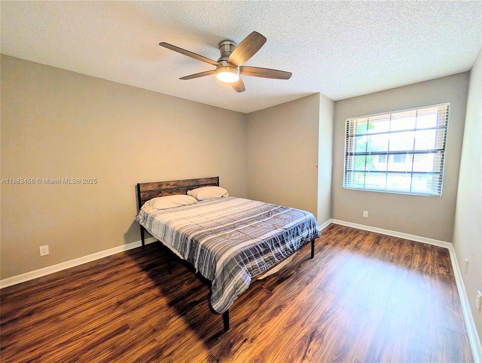 Activo con contrato: $4,200 (4 camas, 2 baños, 2403 Pies cuadrados)