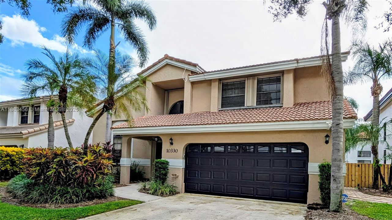 Activo con contrato: $4,200 (4 camas, 2 baños, 2403 Pies cuadrados)