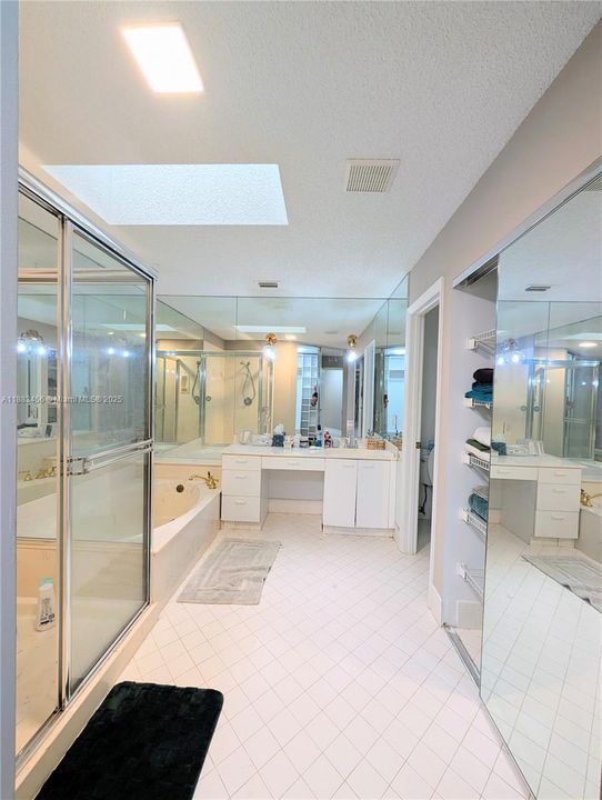 Activo con contrato: $4,200 (4 camas, 2 baños, 2403 Pies cuadrados)