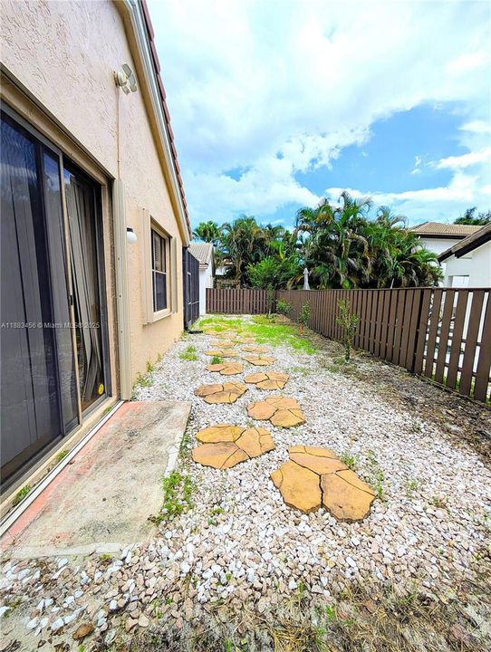 Activo con contrato: $4,200 (4 camas, 2 baños, 2403 Pies cuadrados)