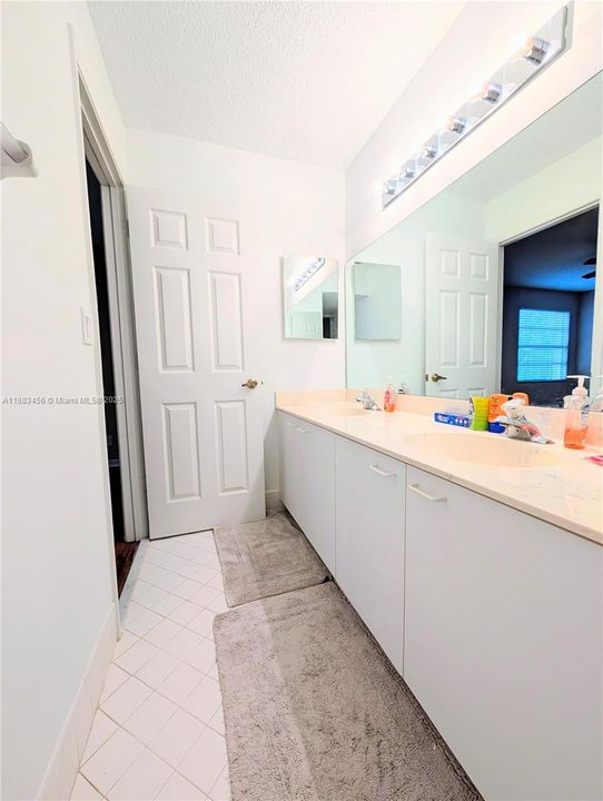 Activo con contrato: $4,200 (4 camas, 2 baños, 2403 Pies cuadrados)