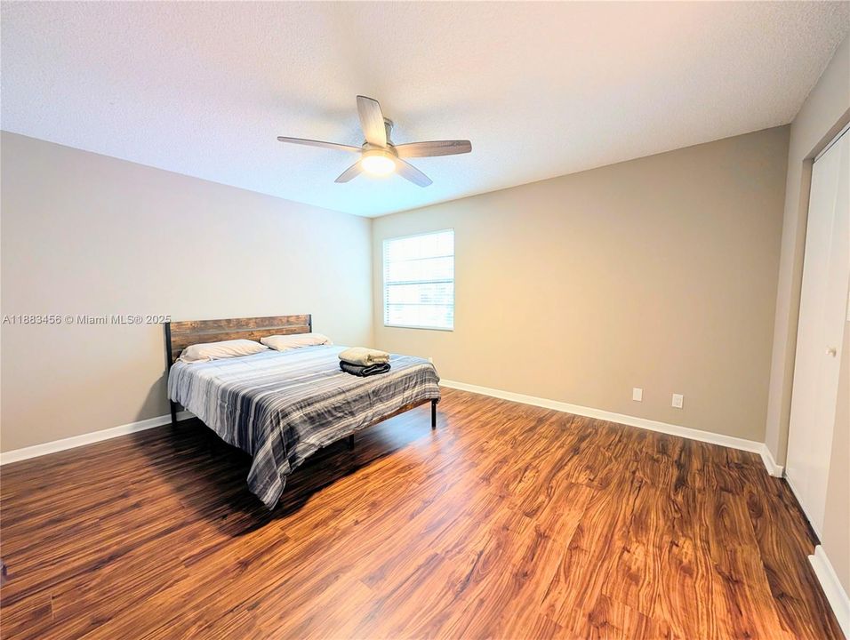 Activo con contrato: $4,200 (4 camas, 2 baños, 2403 Pies cuadrados)