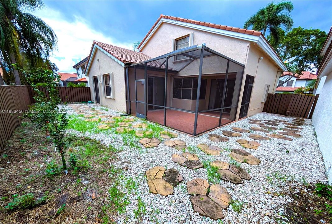 Activo con contrato: $4,200 (4 camas, 2 baños, 2403 Pies cuadrados)