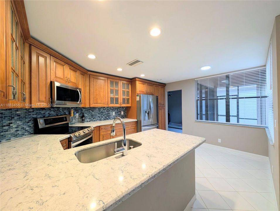 Activo con contrato: $4,200 (4 camas, 2 baños, 2403 Pies cuadrados)