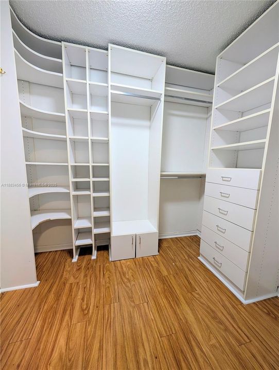 Activo con contrato: $4,200 (4 camas, 2 baños, 2403 Pies cuadrados)