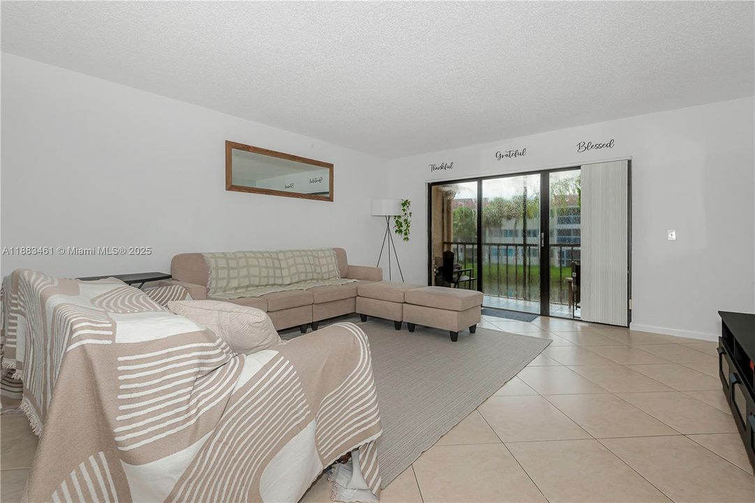 待售: $315,000 (2 贝兹, 2 浴室, 1231 平方英尺)