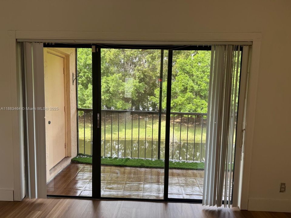 Под контрактом: $2,100 (2 спален, 2 ванн, 1225 Квадратных фут)