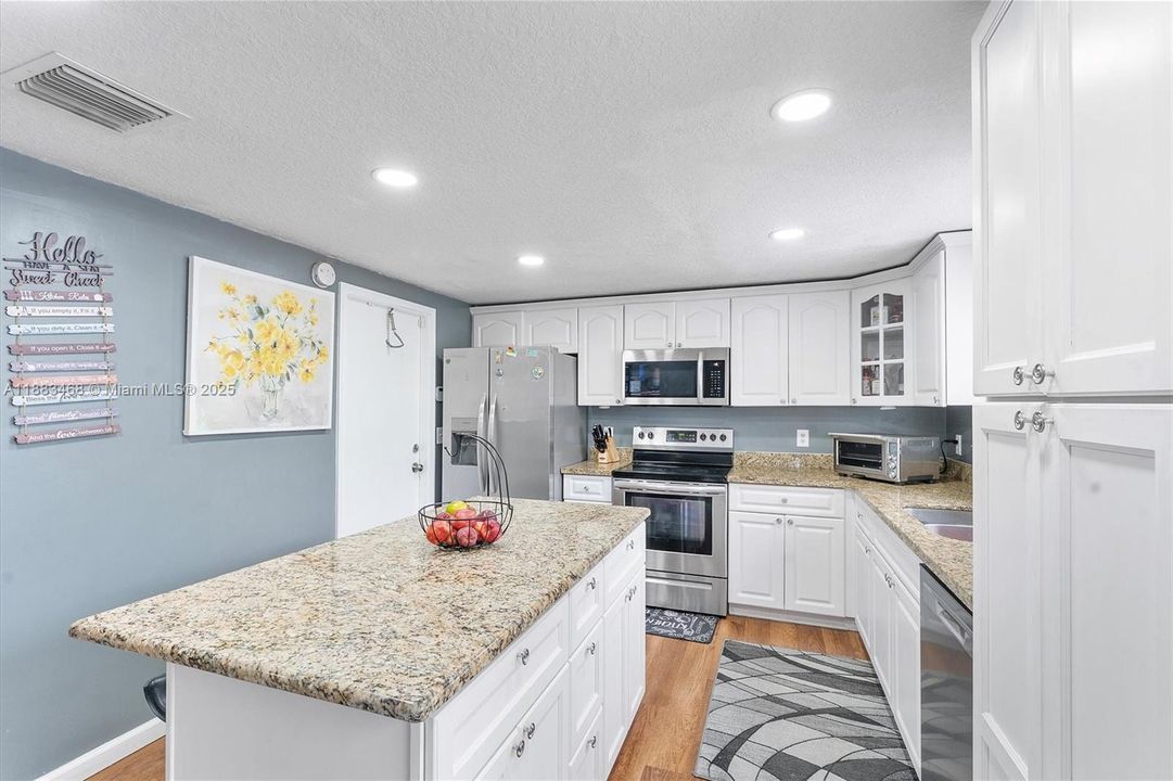 На продажу: $395,000 (3 спален, 2 ванн, 1609 Квадратных фут)