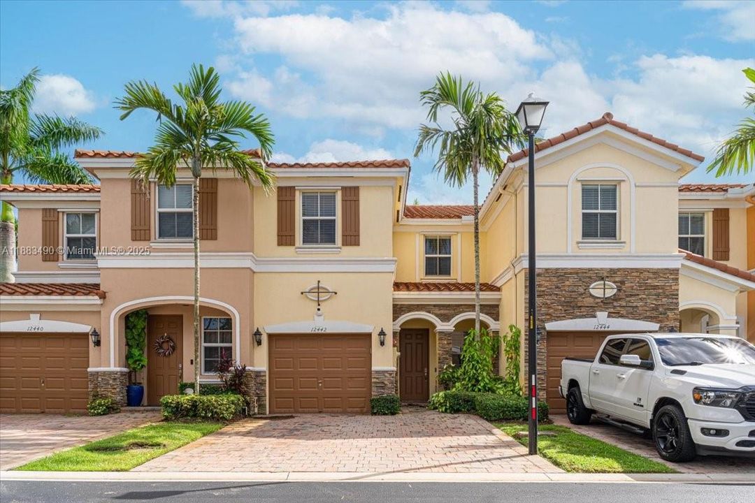 合同活跃: $3,150 (3 贝兹, 2 浴室, 1742 平方英尺)