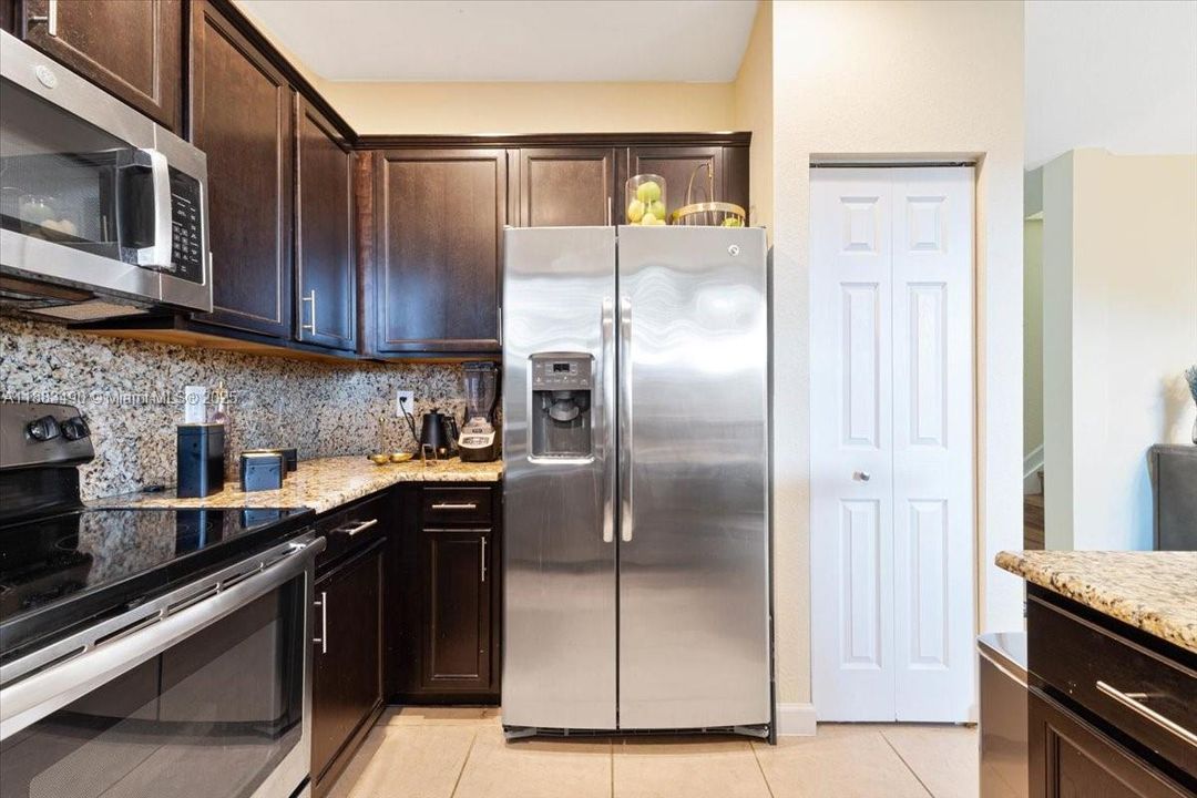 合同活跃: $3,150 (3 贝兹, 2 浴室, 1742 平方英尺)