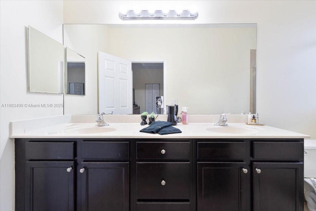 合同活跃: $3,150 (3 贝兹, 2 浴室, 1742 平方英尺)