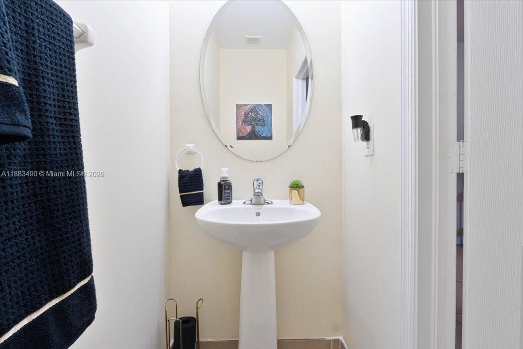 合同活跃: $3,150 (3 贝兹, 2 浴室, 1742 平方英尺)