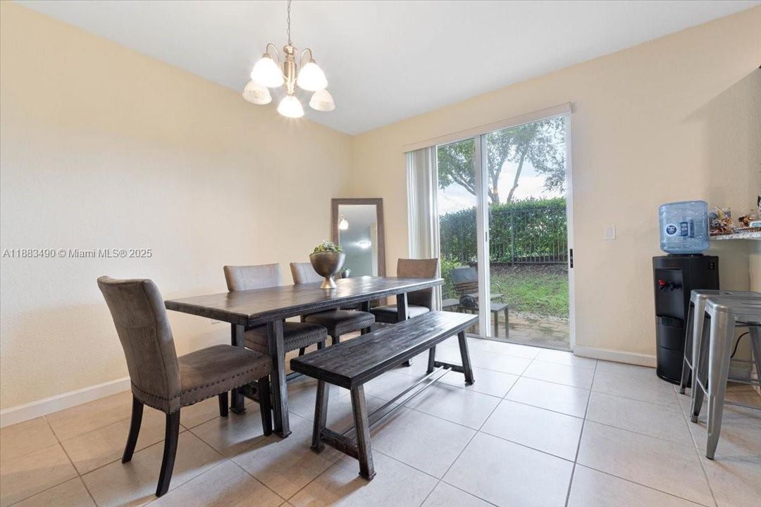 合同活跃: $3,150 (3 贝兹, 2 浴室, 1742 平方英尺)