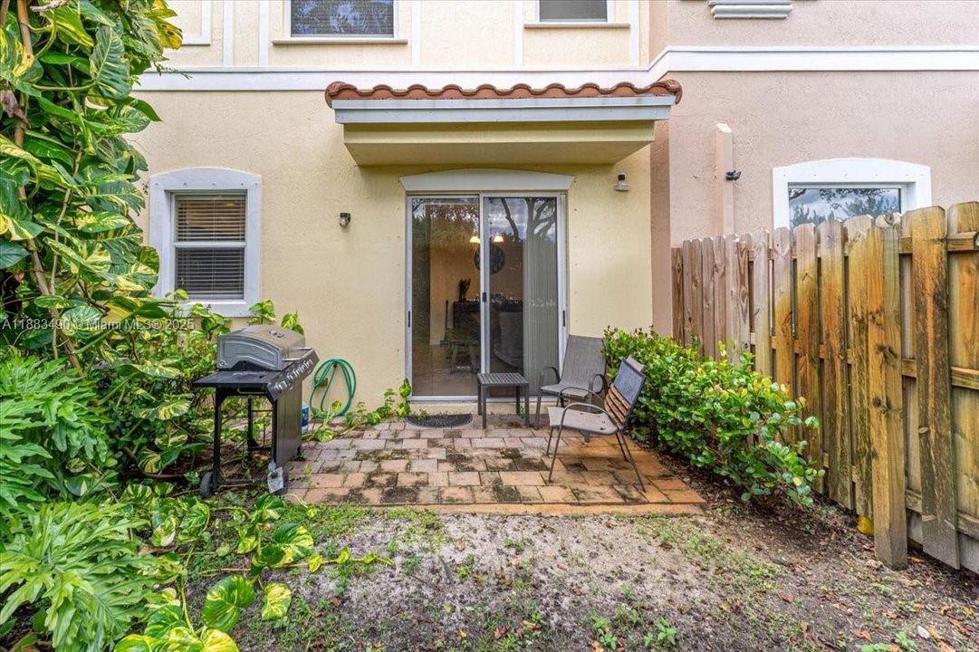 合同活跃: $3,150 (3 贝兹, 2 浴室, 1742 平方英尺)