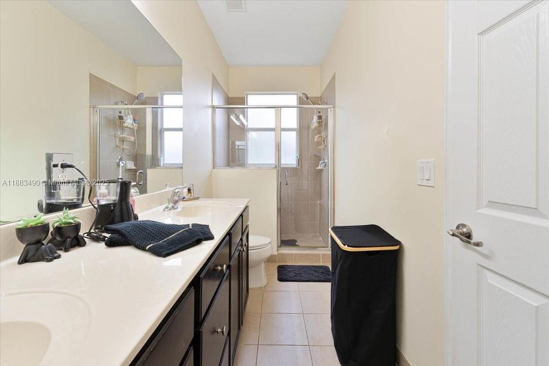 合同活跃: $3,150 (3 贝兹, 2 浴室, 1742 平方英尺)