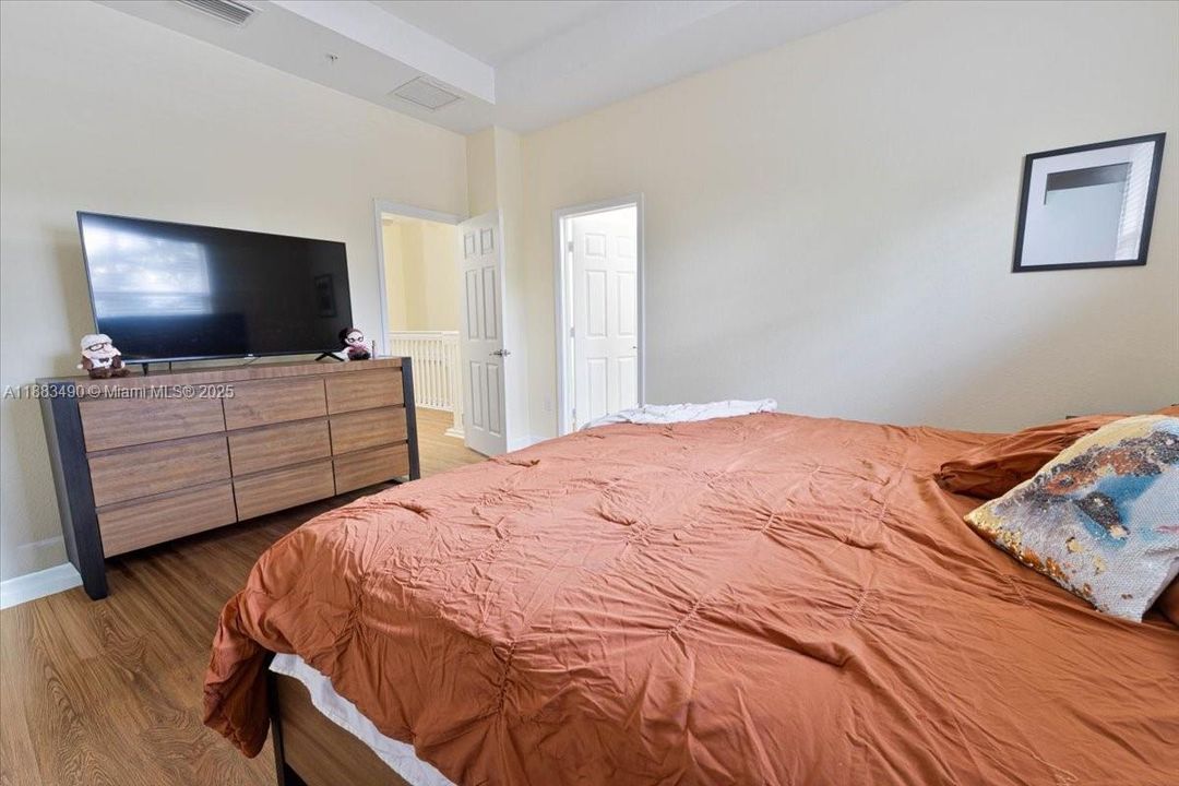 合同活跃: $3,150 (3 贝兹, 2 浴室, 1742 平方英尺)