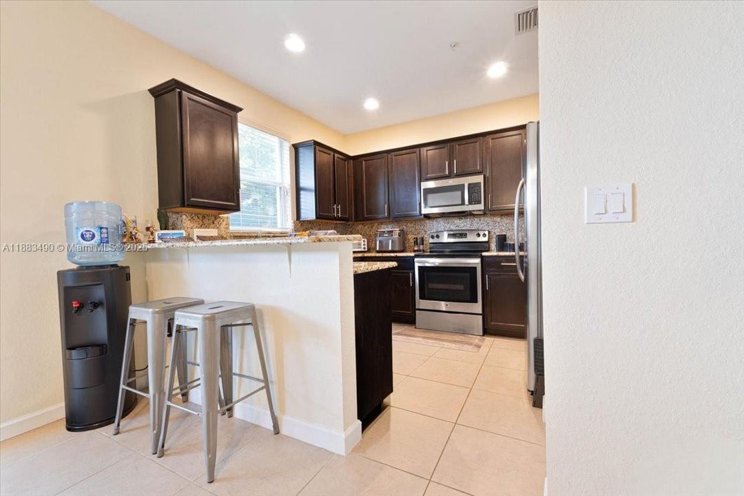 合同活跃: $3,150 (3 贝兹, 2 浴室, 1742 平方英尺)