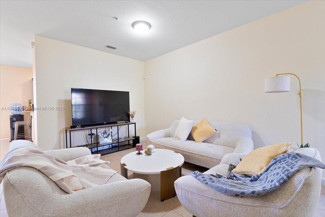 合同活跃: $3,150 (3 贝兹, 2 浴室, 1742 平方英尺)