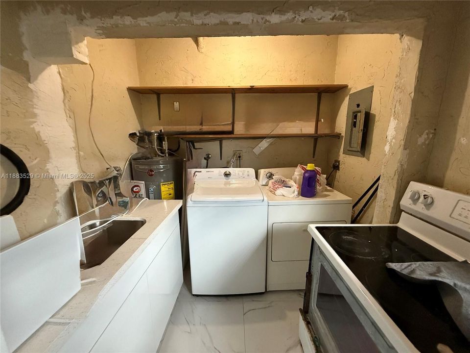 Activo con contrato: $3,500 (4 camas, 3 baños, 1590 Pies cuadrados)