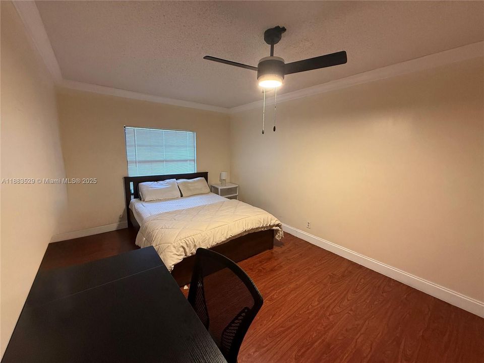 Activo con contrato: $3,500 (4 camas, 3 baños, 1590 Pies cuadrados)