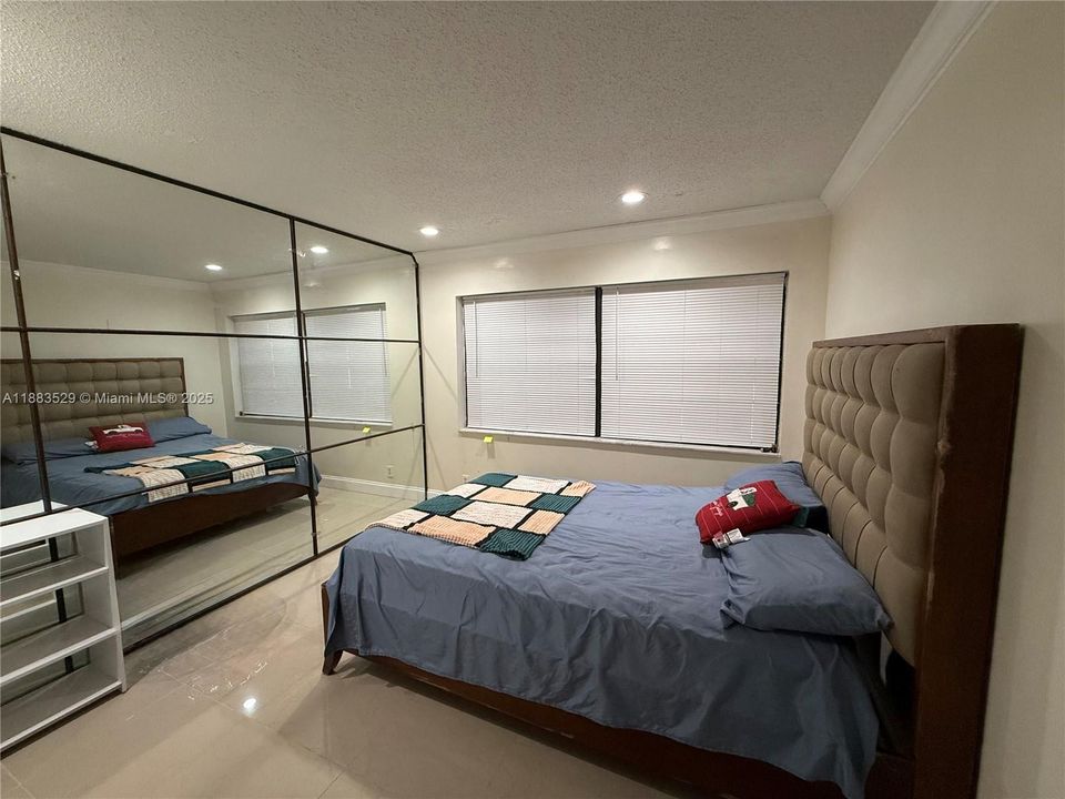 Activo con contrato: $3,500 (4 camas, 3 baños, 1590 Pies cuadrados)