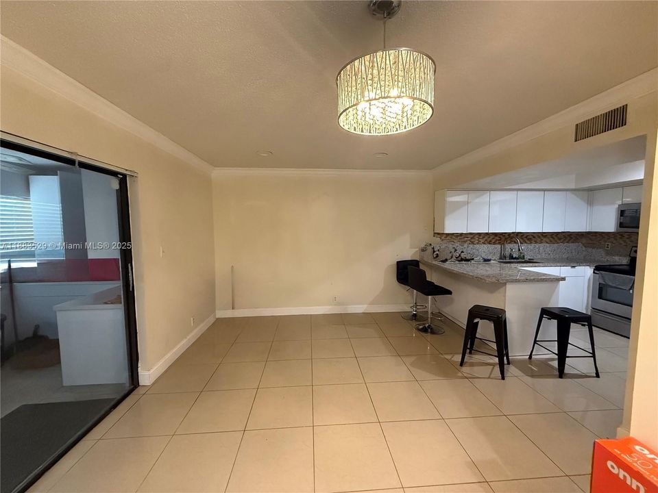 Activo con contrato: $3,500 (4 camas, 3 baños, 1590 Pies cuadrados)