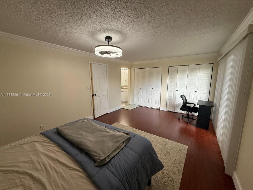 Activo con contrato: $3,500 (4 camas, 3 baños, 1590 Pies cuadrados)