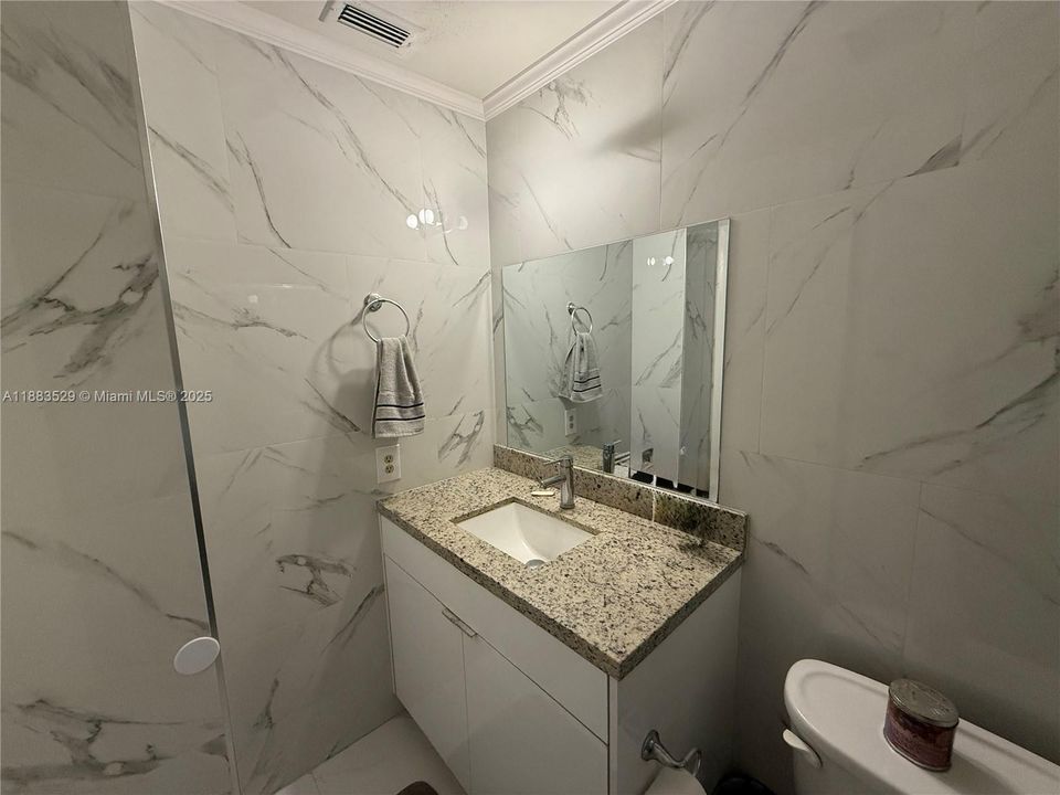 Activo con contrato: $3,500 (4 camas, 3 baños, 1590 Pies cuadrados)