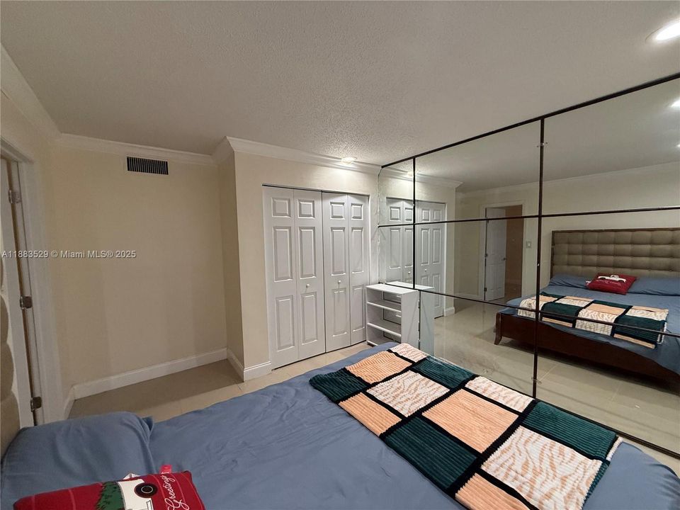 Activo con contrato: $3,500 (4 camas, 3 baños, 1590 Pies cuadrados)