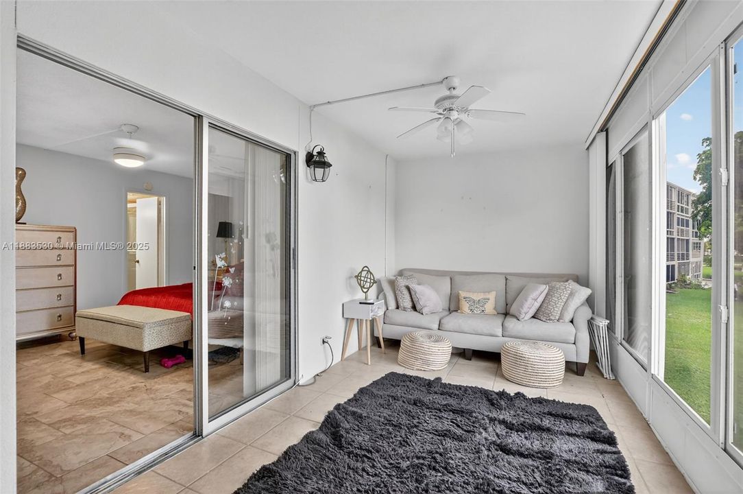 На продажу: $115,000 (1 спален, 1 ванн, 700 Квадратных фут)