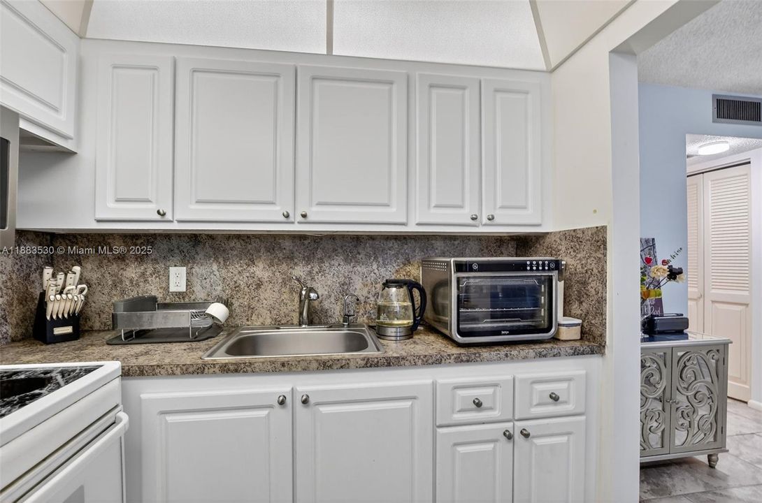 На продажу: $115,000 (1 спален, 1 ванн, 700 Квадратных фут)